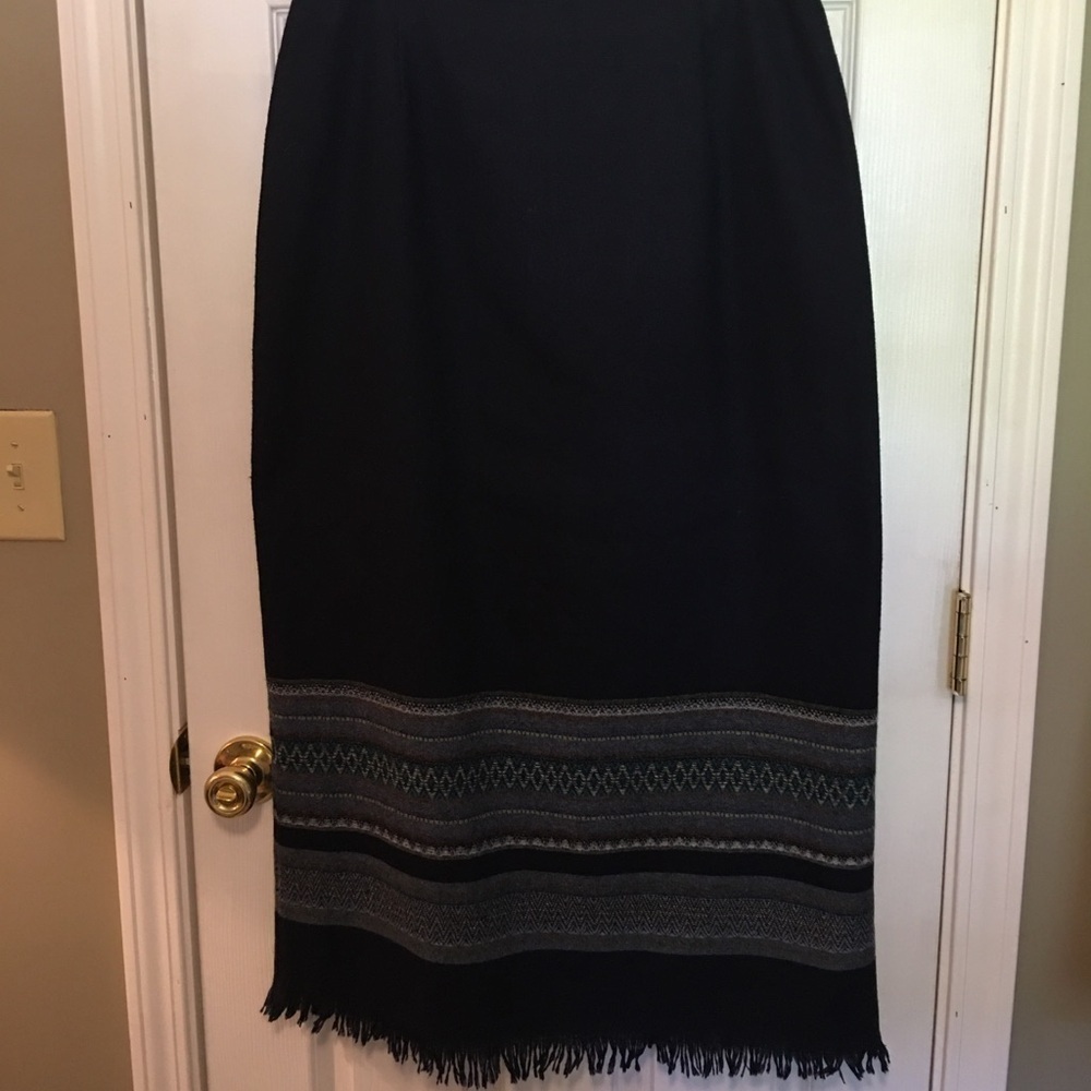 Goodclothes wool blend midi skirt. Sz 14, lined, frayed hem, zips in back.